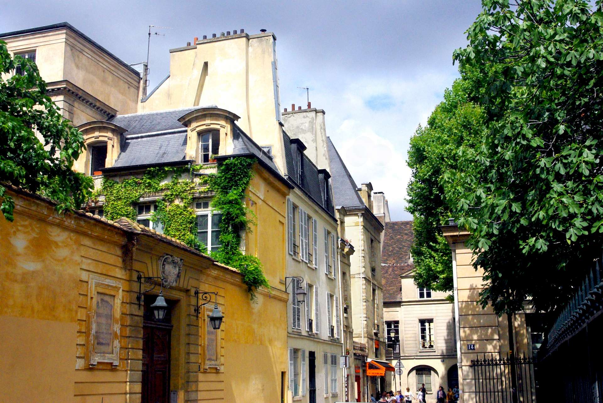 Townhouses in the Marais © French Moments