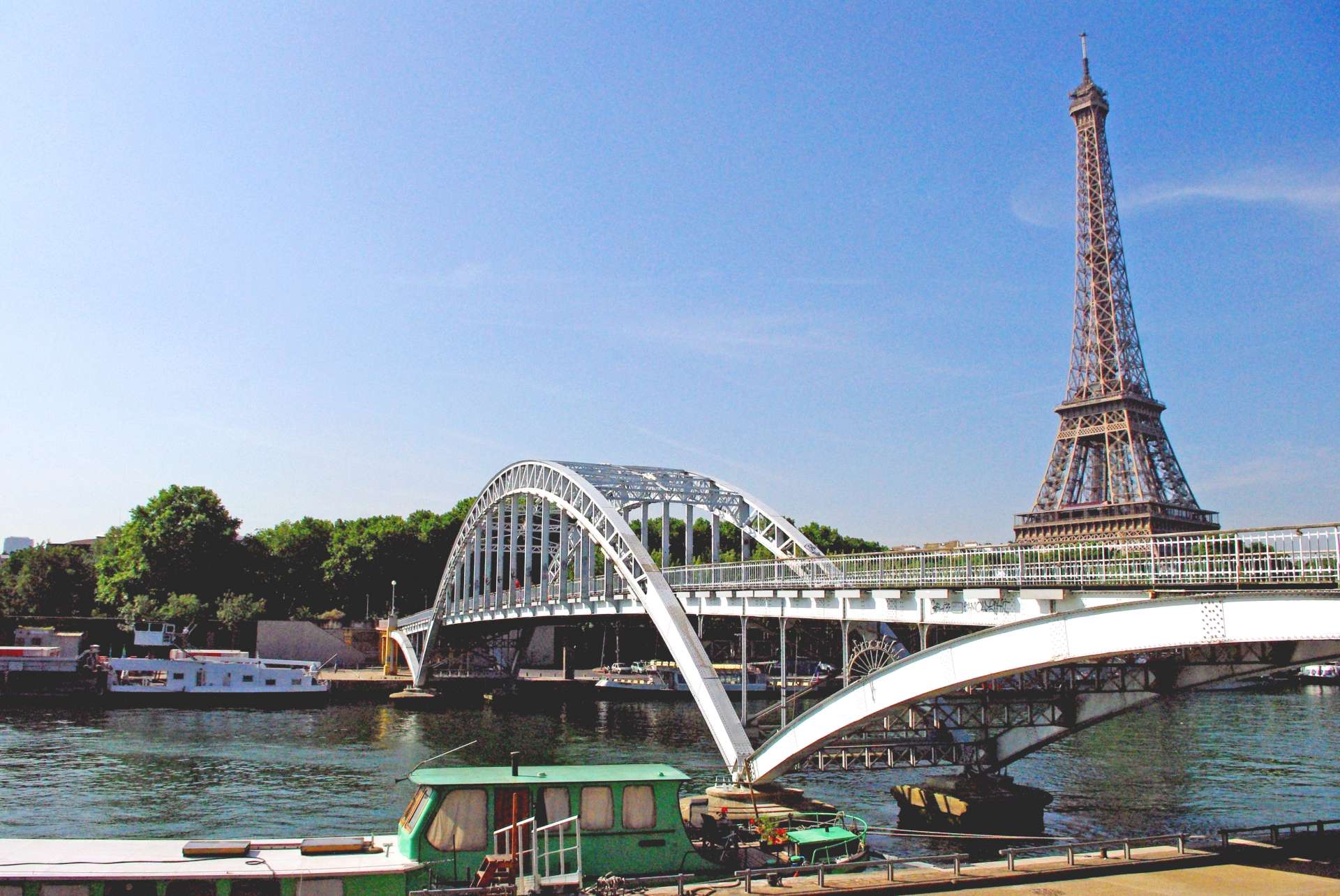 Passerelle Debilly and Eiffel Tower © French Moments